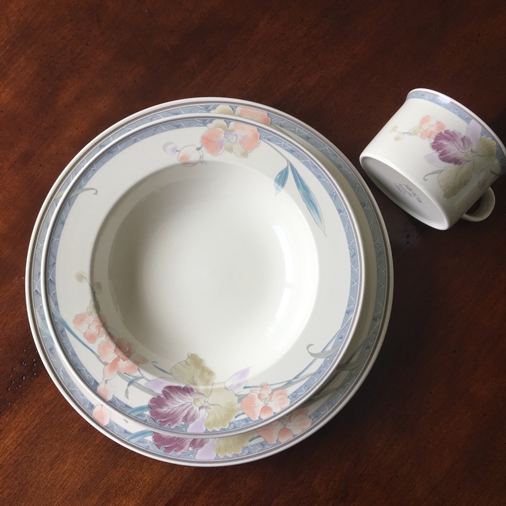 12 Piece Mikasa Dinnerware ( Lisette)
